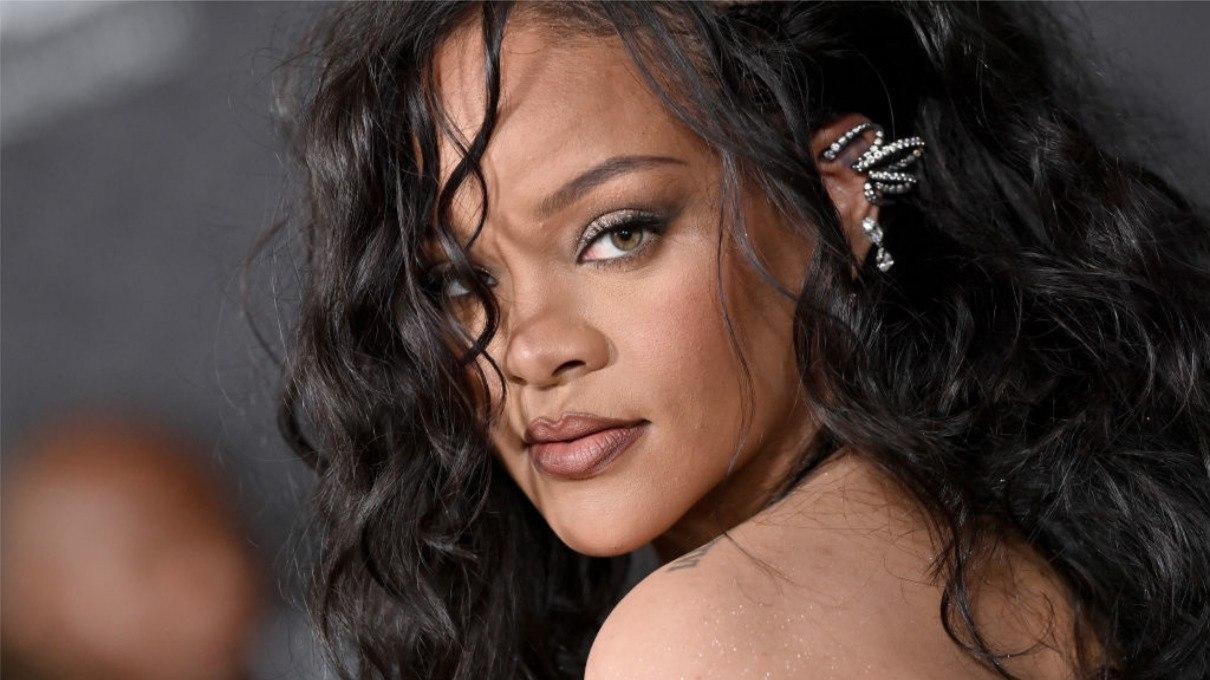 Rihanna revela por primera vez el rostro de su hijo