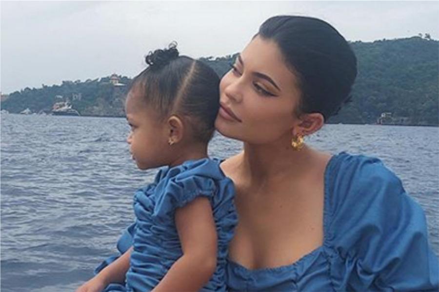 Destrozan a Kylie Jenner por los nuevos aretes que le puso a Stormi