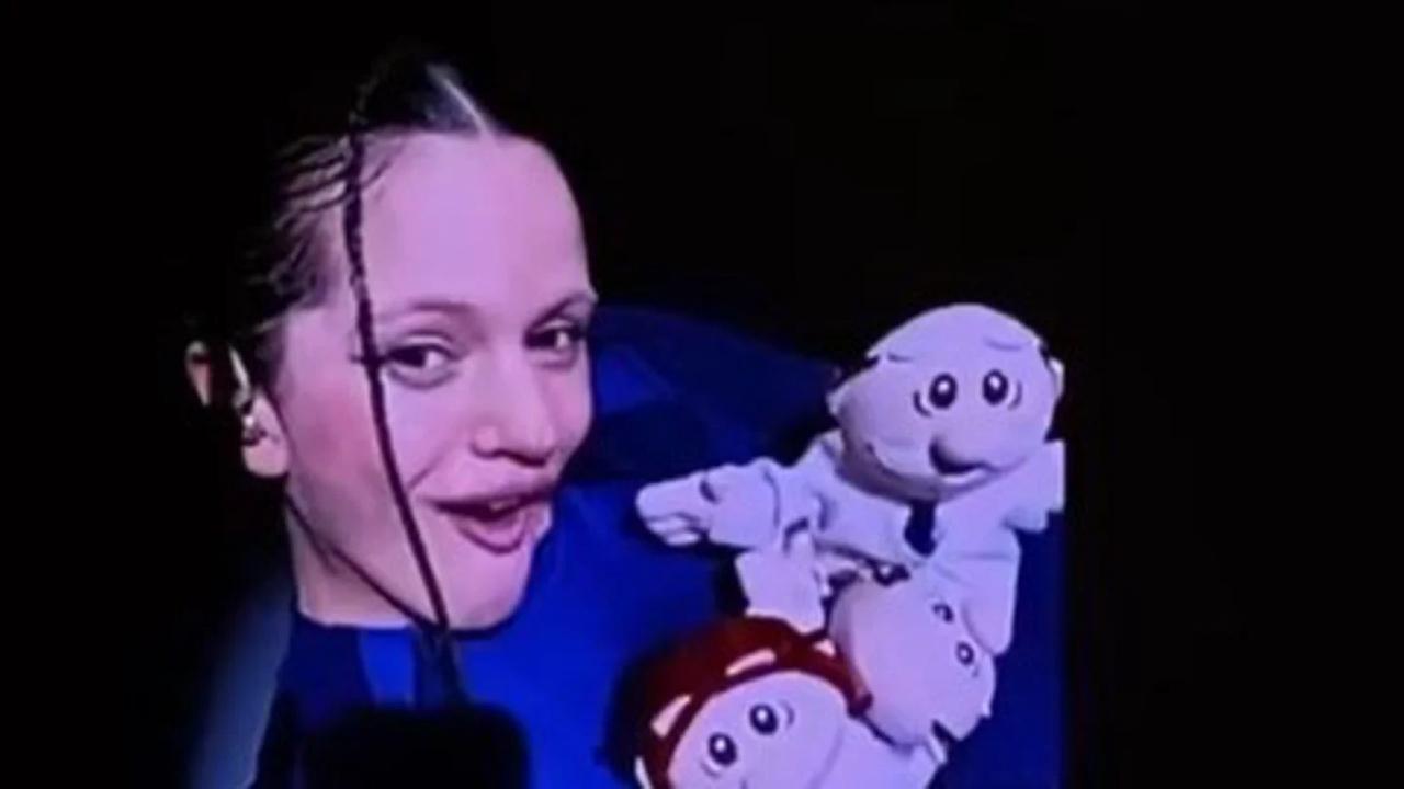 Así fue la reacción de Rosalía cuando le aventaron peluches del Dr Simi