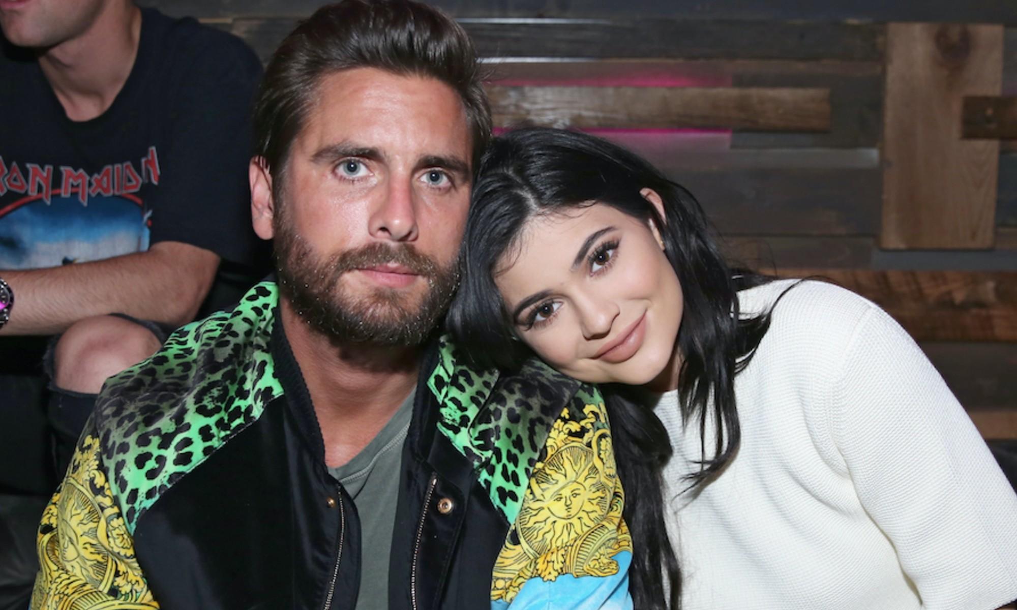 Scott Disick estrena noviazgo con una chica idéntica a Kylie Jenner