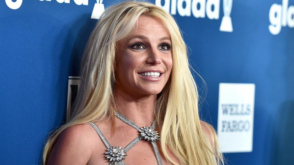 Britney Spears cabalga semidesnuda por el desierto mexicano de Sonora