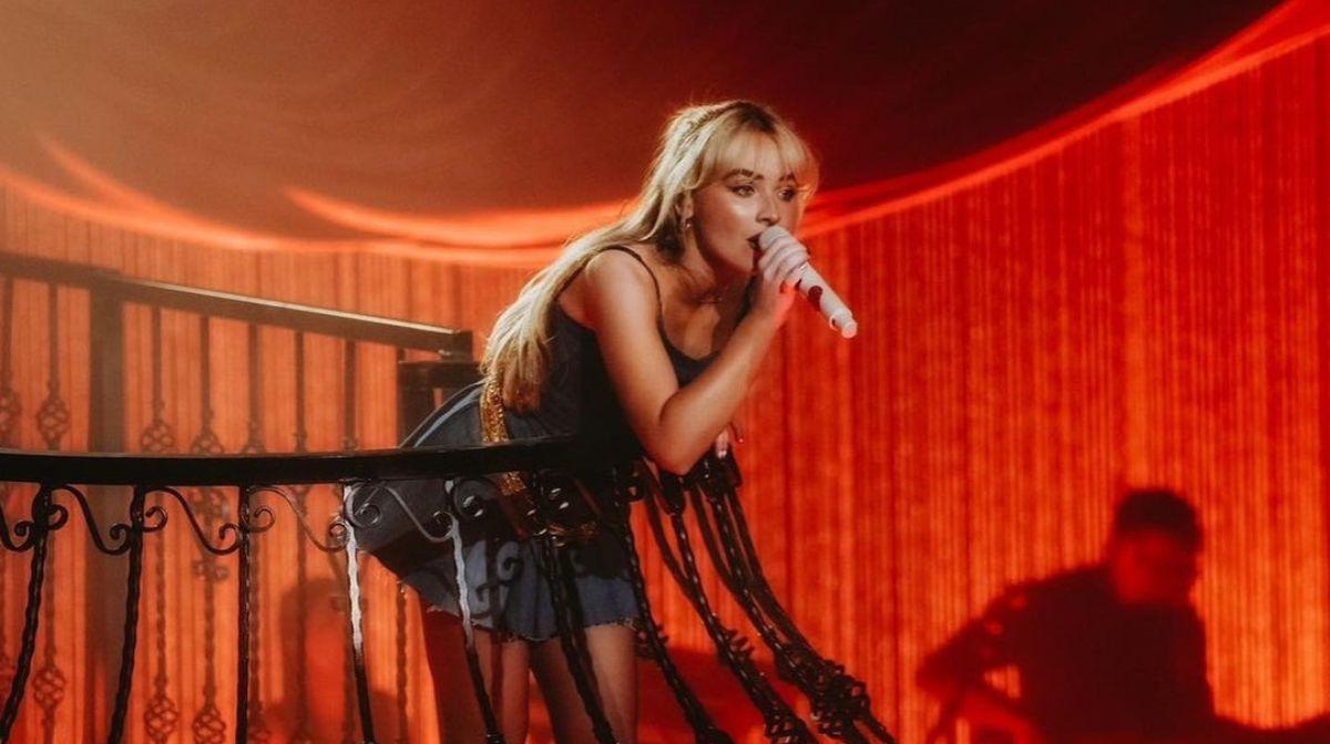 ¿Quién es Sabrina Carpenter, la cantante que abrirá los conciertos de Taylor Swift en México?