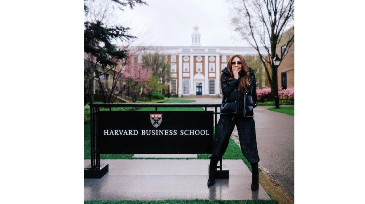 Thalía dio una conferencia de negocios en Harvard y se la dedicó a su papá