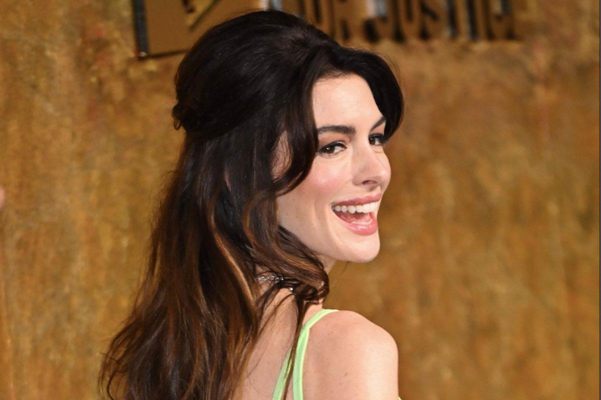 Checa el cambio de Anne Hathaway en el trailer de ‘Eileen’, su nueva película