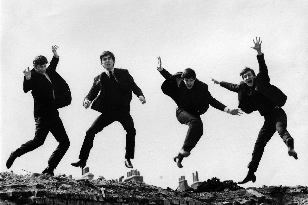Así se escucha ‘Now and Then’, el último sencillo de The Beatles, y esta es la sorpresa con que viene acompañado