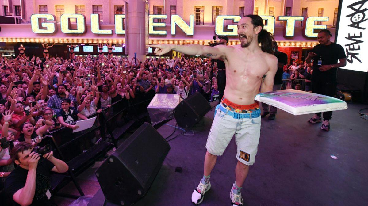 Checa la precisión del DJ Steve Aoki cuando le lanza pasteles a sus fans (VIDEO)