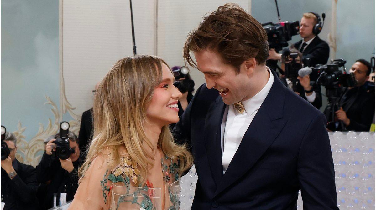 Robert Pattinson y Suki Waterhouse se comprometieron. Así ha sido su historia de amor