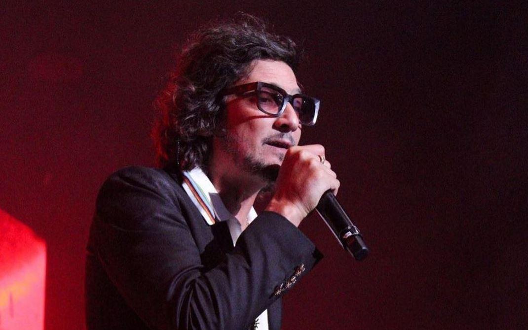 León Larregui perdió su cartera en un taxi y pide ayuda para que se la devuelvan