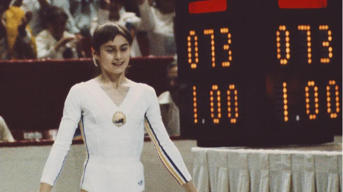 La historia de Nadia Comaneci, la atleta que a los 14 años logró la calificación perfecta en los juegos Olímpicos