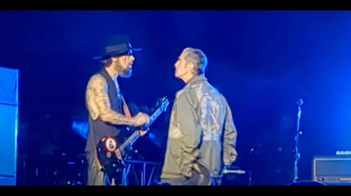 Cantante de Jane´s Addiction enloquece en pleno concierto y ataca a su guitarrista (VIDEO)