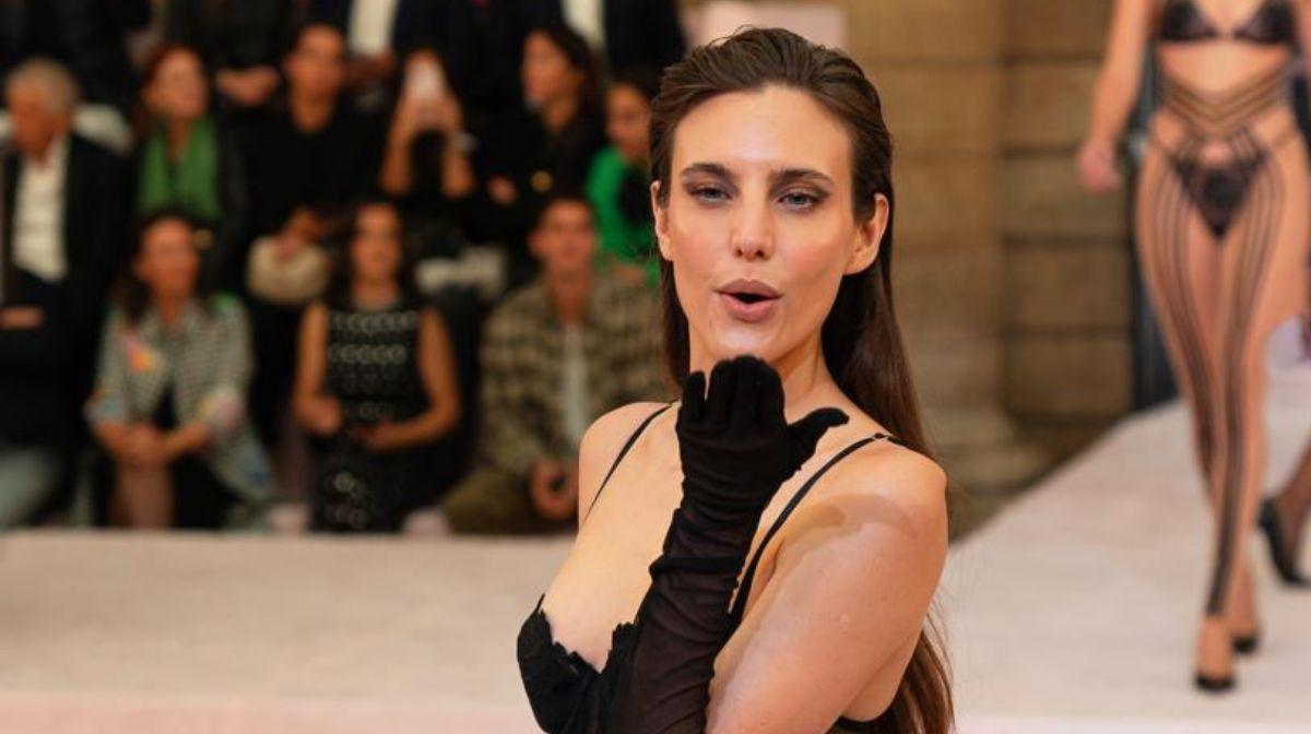 Macarena Achaga modela en Etam Live Show durante Paris Fashion Week