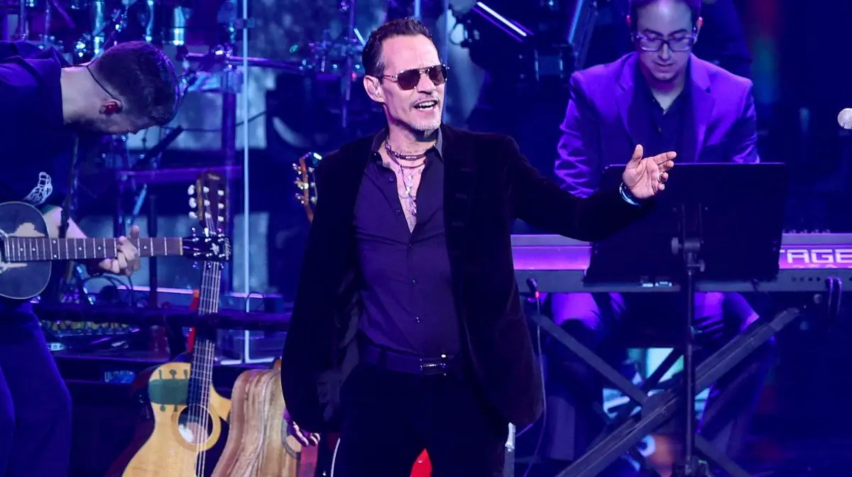 VIDEO: Así reaccionó Marc Anthony después de recibir un botellazo en pleno concierto